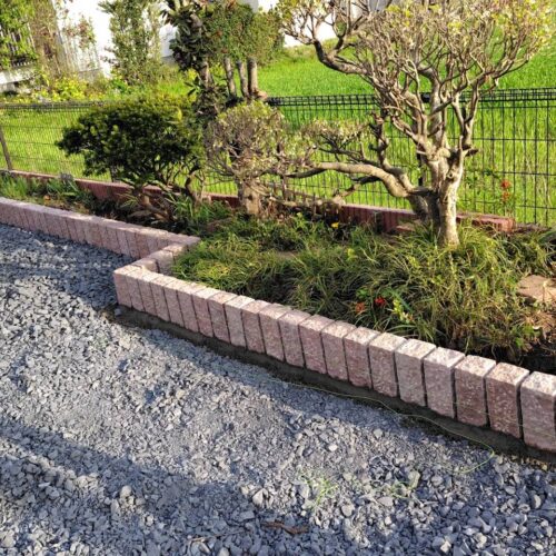 既存の植栽植木廻りの花壇部分のグラニート赤色にて囲んで参ります。