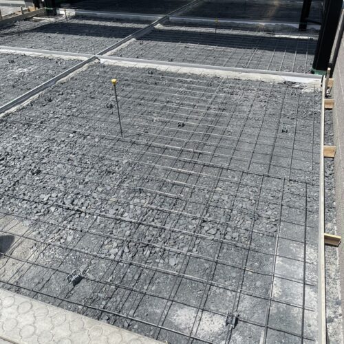 本日はカーポート駐車場部分のワイヤーメッシュ敷き作業となります。