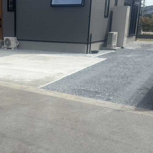 駐車場の土間コンクリートの養生も完了となりましてカラコーン等を片付けて参ります。駐車場にお車を入れて頂いて大丈夫です。駐車場をご使用ください。ありがとうございました。