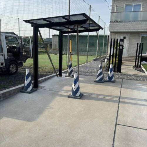 サイクルポートの組み立て設置まで完了となります。支えを入れて柱のコンクリートの養生となります。