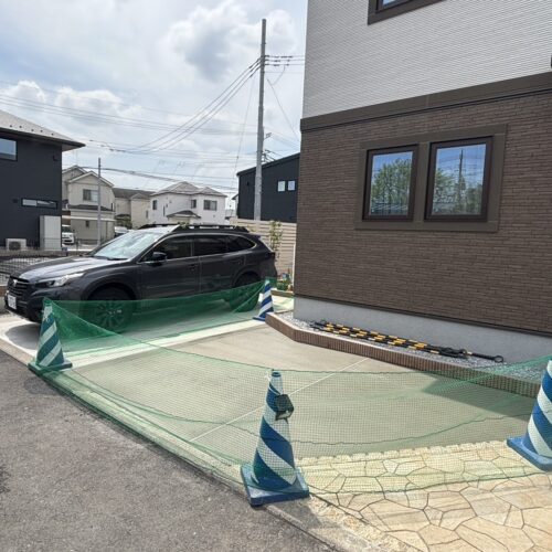 駐車場の土間コンクリートの打設後に動物避けのネットを掛けてこれより養生に入ります。