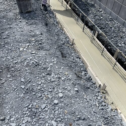 配筋組み後にガレージ基礎部分のベースコンクリートの打設作業となります。