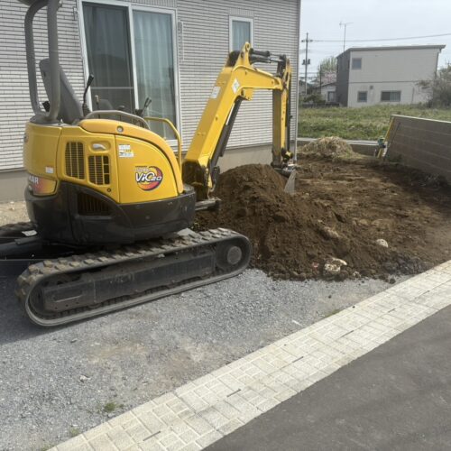 本日より外構工事着工となります。まずは駐車場部分からの掘削作業開始となります。