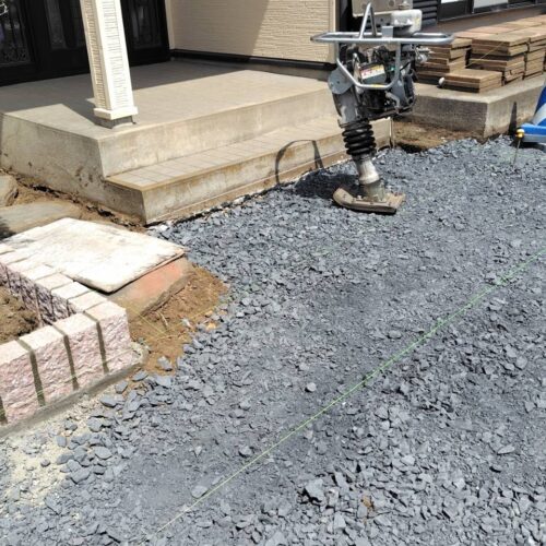 駐車場およびアプローチ部分の砕石入れ後に転圧作業となります。