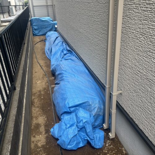 材料資材が現場への納入後にブルーシートを掛けて材料納入完了です。