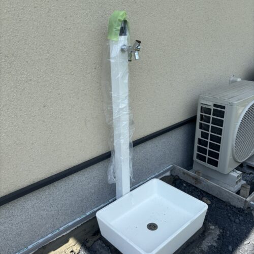 建物の南側の犬走り部分の立水栓および水受けパンの設置作業となります。