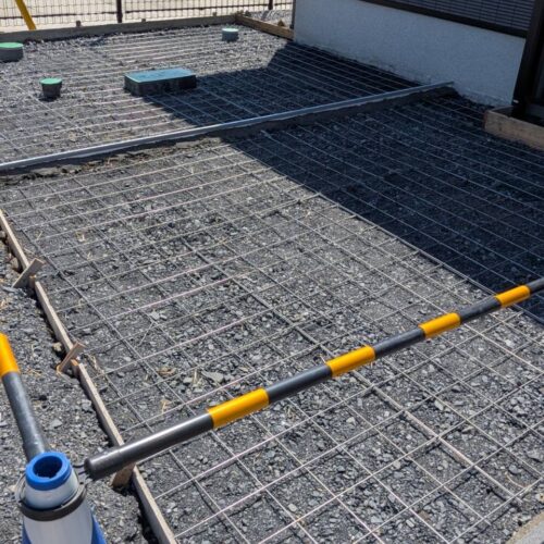 駐車場部分のカーポートのワイヤーメッシュ敷きの作業完了となります。