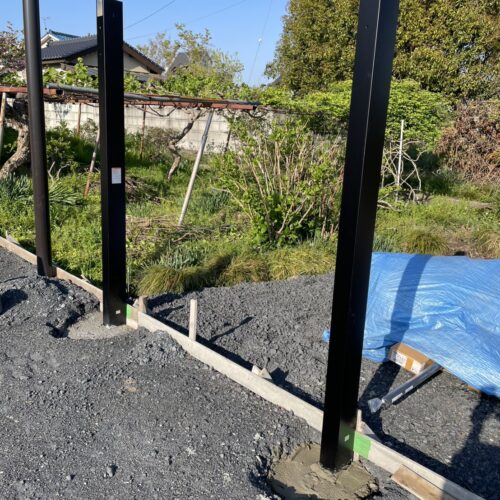 サイクルポートの柱建て完了となります。