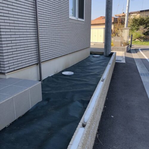 本日は家周りの防草シート敷きの作業となります。