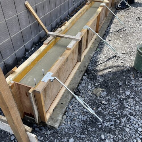ガレージ基礎型枠組み後に型枠内へのコンクリートの打ち込み作業となります。これより型枠コンクリートの養生に入ります。