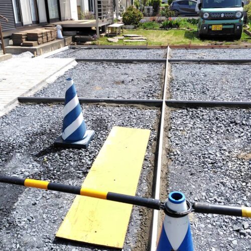 駐車場部分の見切り伸縮目地のエキスパンタイの設置作業となります。