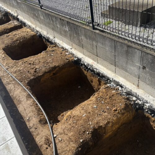 目隠しフェンスの基礎部分の掘削作業まで完了となります。続いてフェンスの柱の建て込み準備作業となります。