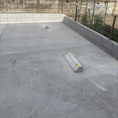 駐車場部分のコンクリートへの車止めの設置完了となります。