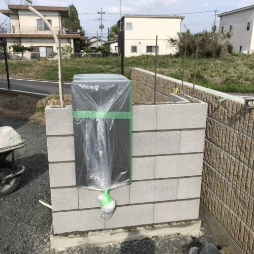 本日は門袖ブロック積み及びポスト取り付け作業となります。