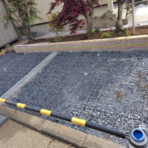 駐車場コンクリートの打設準備の為にワイヤーメッシ筋の敷き込み作業となります。明日はコンクリートの打設作業となります。