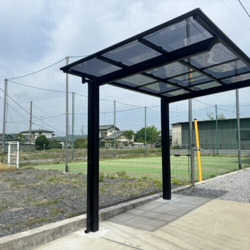 サイクルポートの柱の基礎の養生も終わりまして自転車置き場サイクルポートの設置作業完了となります。ありがとうございました。