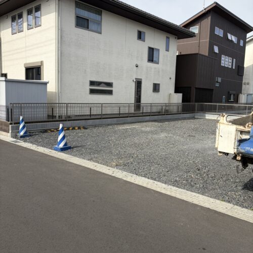 本日より工事着工となります。重機を回送して駐車場部分の掘削作業より作業開始となります。