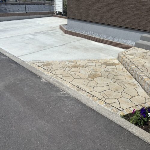 駐車場部分の土間コンクリートの養生が完了となりました。お車を入れて頂いて大丈夫です。駐車場をご使用ください。ありがとうございました