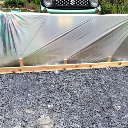本日は駐車場部分のコンクリート打設作業となります。ビニール等で養生をしとコンクリートミキサー車の到着を待ちます。