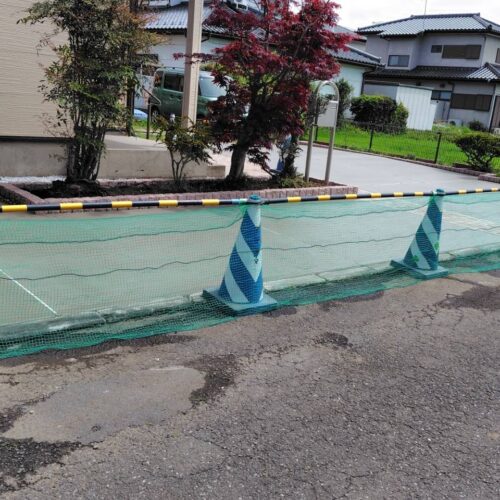 駐車場の土間コンクリートの打設後に動物避けのネットを張りましてこれよりコンクリートの養生に入ります。