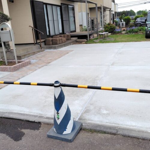 脱枠作業となります。コンクリートは養生期間中となりますので工事完了までもう少しお待ちください。