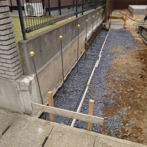 南側の境界側のブロック配筋組み及びベースコンクリートの打設作業となります。