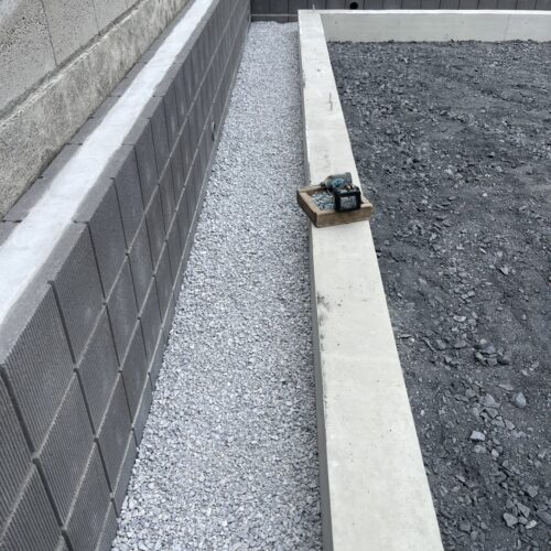 倉庫ガレージの基礎コンクリートの打設後の養生も終わりまして型枠の脱枠作業となります。