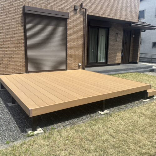 本日は工事着工前のご近隣へのご挨拶にお伺いをさせて頂きました。お待たせ致しましたお庭のデッキ廻りへのフェンス工事着工となります。