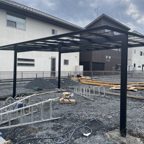 本日はカーポートの組み立て作業となります。