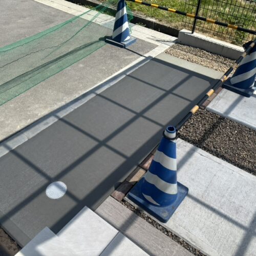 駐車場のコンクリート打設後の動物避けネットを掛けてコンクリートの養生中となります。