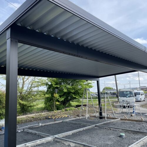 本日はカーポートの屋根張り作業となります。