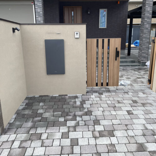 スポットライト、表札、インターホンの取り付けと両開き門扉の取り付け作業となります。