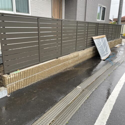 東側のフェンス取り付け作業となります