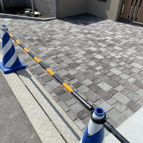 本日はアプローチ部分のインターロッキングの目地にジョイサンドハード詰めの作業となります。