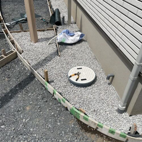 家周りの南側にて防草シート及び6号砕石入れの作業です。