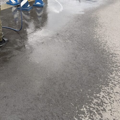 本日の工事作業の終了後に前面道路を水洗いにて清掃となります。