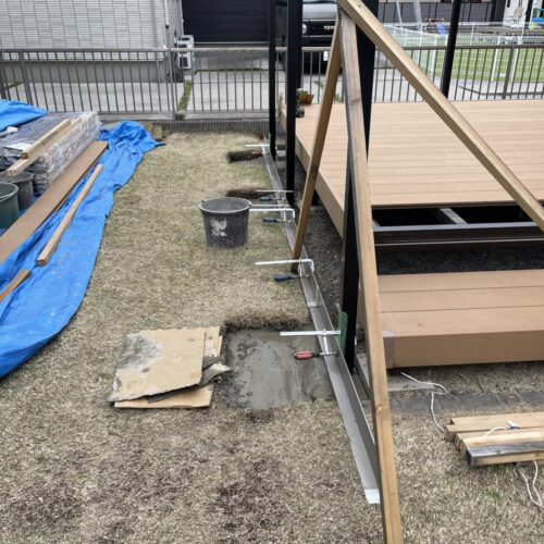 目隠しフェンスの柱にコンクリートを入れて柱の建て込み作業となります。