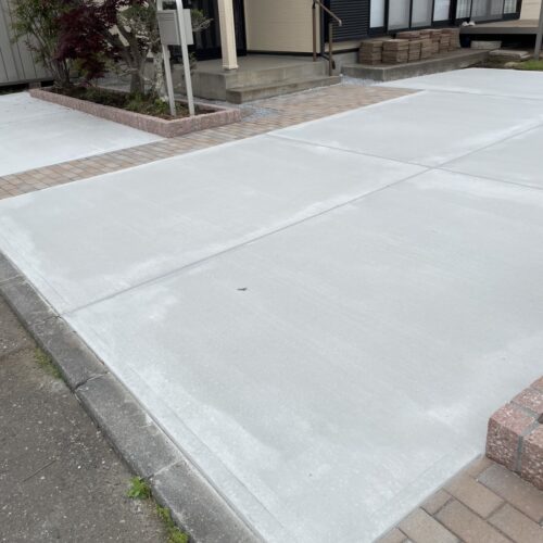 駐車場部分の土間コンクリートの養生完了となります。お車を入れて頂いて大丈夫です。駐車場をご使用ください。ありがとうございました。