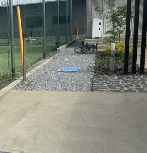 サイクルポートの設置作業となります。本日は資材材料等の搬入を致しまして明日からサイクルポートの設置作業となります。よろしくお願い致します。