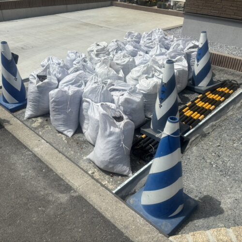 本日は駐車場のコンクリート打設前の準備作業となります。お庭から搬出しました土のう袋を積み込み搬出となります。