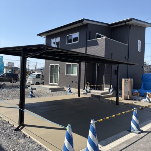 本日はカーポート駐車場部分の土間コンクリートの仕上げになります