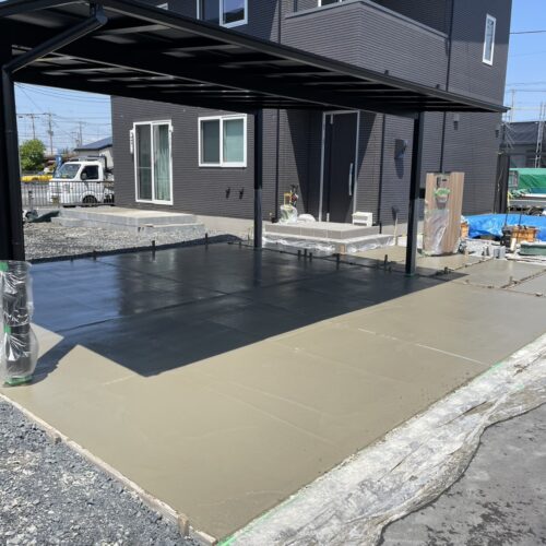 本日はカーポート駐車場部分の土間コンクリートの打設作業となります。