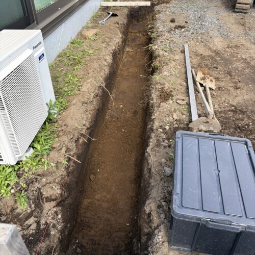 ブロックベースの下地部分掘削です。
