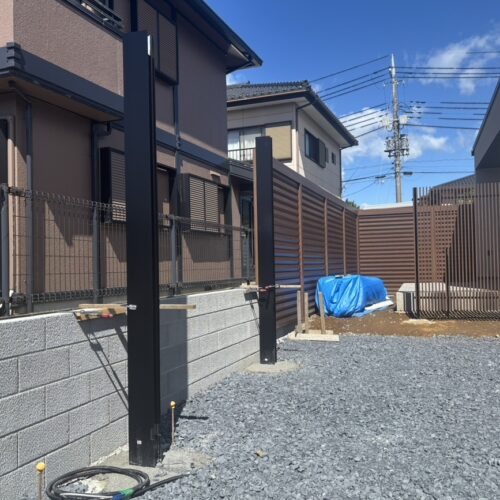 カーポートSCの設置作業となります。まずは柱の建て込み作業より作業開始です。