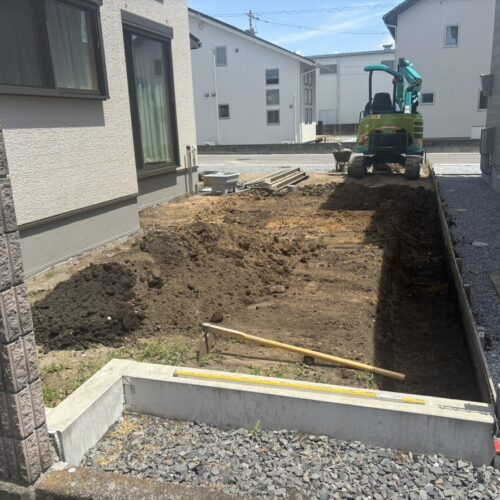 本日より工事着工開始となります。重機を回送して掘削作業より作業開始です。