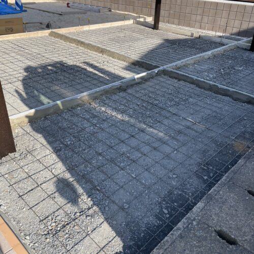 本日はカーポート駐車場部分のエキスパンタイの設置及びワイヤーメッシュ敷き作業となります。