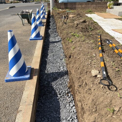 西側境界ブロック部分への砕石入れ作業となります。