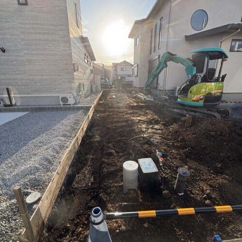 作業終了後に前面道路の水洗い清掃をさせて頂きました。また本日も引き続き掘削作業に入ります。