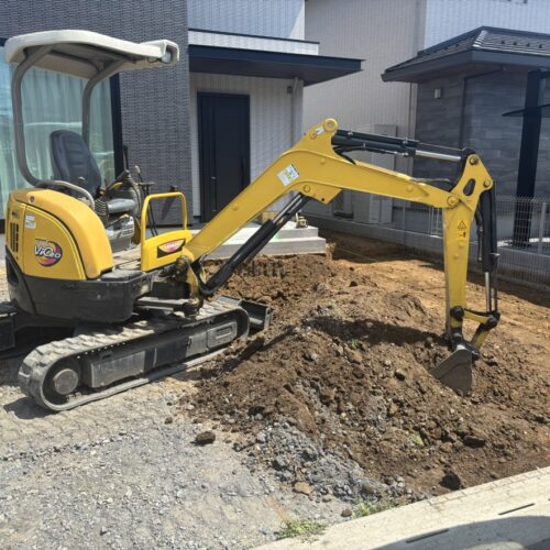 重機を回送しまして駐車場部分より掘削作業開始です。