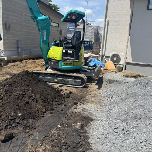 駐車場部分の掘削および砕石入れ作業となります。